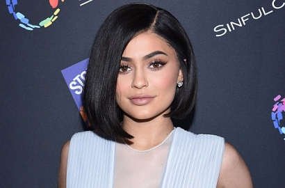 Seksi Pakai 'Piyama', Kylie Jenner Pamerkan 'Cincin Tunangan' Mewahnya