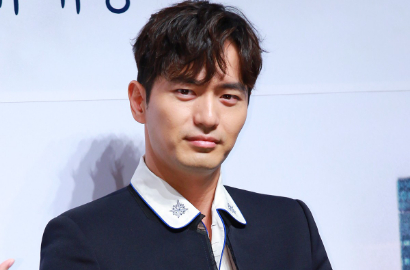 Tampil Pede, Ini Foto-foto Lee Jin Wook Saat Hadiri Panggilan Polisi