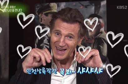 Kocak, Intip Gaya Unyu Liam Neeson Tiru 'Sha Sha Sha' Twice di Acara TV Korea