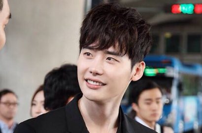 Kasihan, Lee Jong Suk Masuk Penjara di Foto Adegan Terbaru 'W'