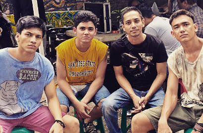 Intip Aliando Pakai Kopiah Saat Syuting Film 'Pertaruhan', Ngapain?
