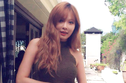 Ramah, HyunA Lambaikan Tangan di Bandara Ngurah Rai Pulang ke Korea