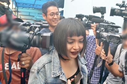 Sibuk Main Pokemon Go, Putri Titian Bungkam Saat Ditanya Soal Pernikahan