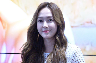 Pakai Baju Transparan di Bandara, Jessica Jung 'Diserang' Kerumunan Fans