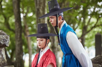 Poster 'Moonlight Drawn' Bikin Baper, Park Bo Gum Tidur di Pangkuan Kim Yoo Jung