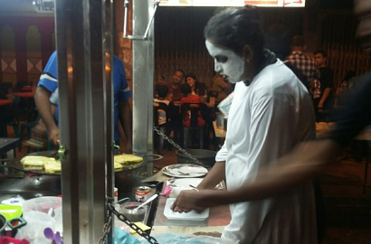 Martabak di Medan Ini Disajikan oleh Kuntilanak dkk, Berani Coba?
