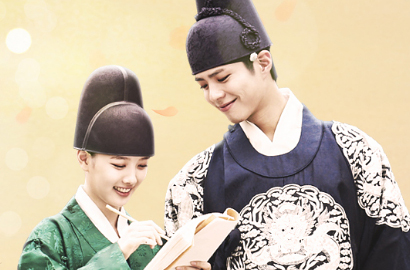 Awas Baper, Park Bo Gum Gendong Kim Yoo Jung di Foto Teaser 'Moonlight Drawn'