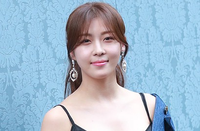 Takut Dada Ngintip, Ha Ji Won Kesulitan Ambil Anting yang Jatuh
