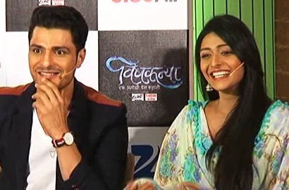 Rayakan 100 Episode 'Putri Biru', Vin Rana cs Potong Kue di Lokasi Syuting