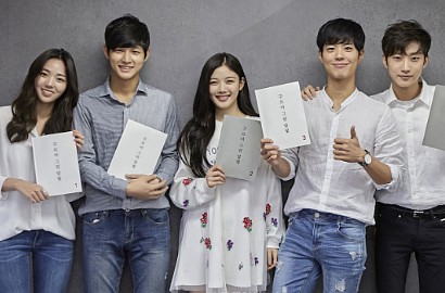 Cieee, Park Bo Gum-Kim Yoo Jung Saling Goda di Sesi Baca Naskah 'Moonlight Drawn'