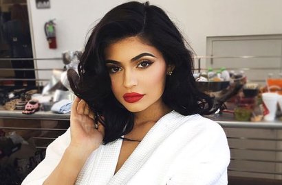 Kylie Jenner Bocorkan Jajaran Lipstick Bikinannya yang Gagal Dirilis