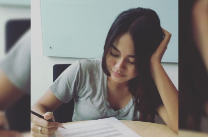 Belajar untuk Tes Kuliah, Aurel Hermansyah Dipuji Cantik Saat Tertawa Malu-Malu