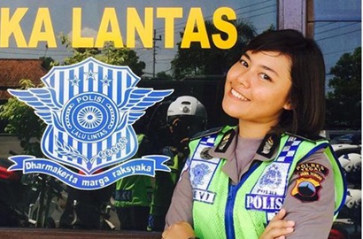 Heboh Foto Polwan Tidur Kelelahan di Lantai Minimarket, Netter Terharu