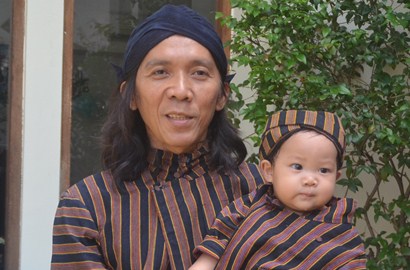 Gelar Tedak Siten, Ini Barang yang Dipilih Anak Bimbim Slank