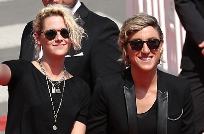 Usai Ciuman, Kristen Stewart Pelukan Mesra Bareng Pacar Ceweknya di Jalanan
