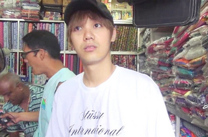 Ngebet Pakai Sarung, Mir MBLAQ Pamer Celana Dalam Unyu di 'Strange Holiday'