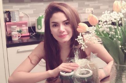 Nikita Mirzani Unggah Foto Genggaman Mesra, Netter: Bukan Glenn Fredly?