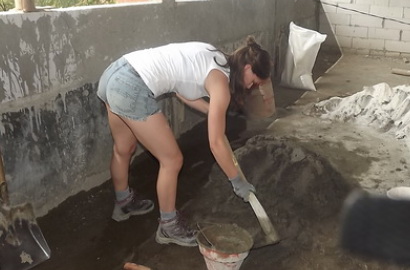Wow, Bule-Bule Cantik dan Seksi Ini Jadi Kuli Bangunan di Banyumas