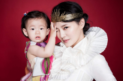 Pamer Foto Bareng Kedua Buah Hati, Barbie Hsu Dipuji Makin Mempesona