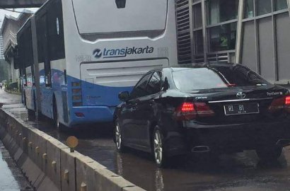 Heboh Foto Mobil RI 81 Masuk Jalur Transjakarta, Ahok: Boleh