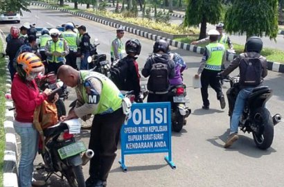 Kejar Pengendara yang Menghindari Razia, Polisi Ini Jatuh Tertimpa Motor