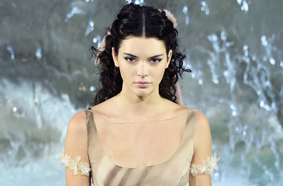 Gemar Tampil Tanpa Bra dan Pamer Tindikan Payudara, Kendall Jenner: Itu Seksi