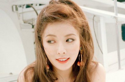 HyunA Pose Ngaca Pakai Celana Dalam di Teaser Foto 'A'wesome'