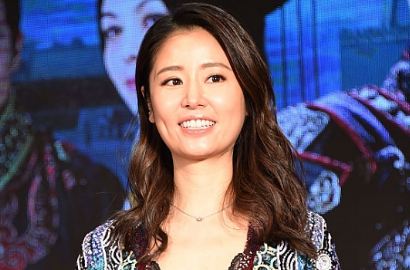 Tanpa Ditemani Wallace Huo, Ruby Lin Fitting Gaun Pengantin