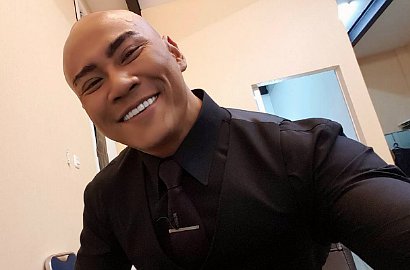 Sadis, Deddy Corbuzier Unggah Foto 'Cekik' Leher Irfan Hakim