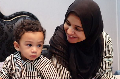 Bikin Gemas, Begini Imutnya Anak Pertama Shireen Sungkar Ciumi Sang Adik