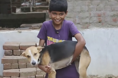 Astaga, Bocah 10 Tahun Ini Kecanduan Menyusu Pada Anjing