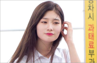 Pakai Gaun Mini Masih Ada Labelnya, Chae Yeon IOI Bikin Somi cs Ngakak