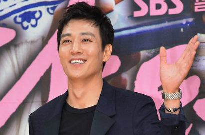 Jadi Model Kosmetik, Kim Rae Won 'Doctors' Pamer Senyum Manis di Iklan Baru