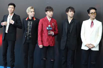 Ganteng Pakai Jas, Winner Ajak Fans Bergoyang di Asia Music Gala 2016