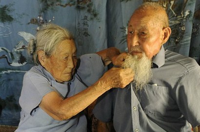 So Sweet, Kakek Nenek Ini Bikin Foto Pernikahan Usai 80 Tahun Menikah