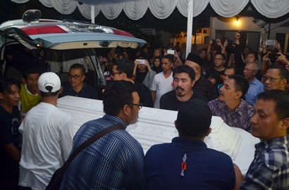 Jenazah Mike Mohede Tiba di Rumah Duka, Tangis Keluarga Pecah