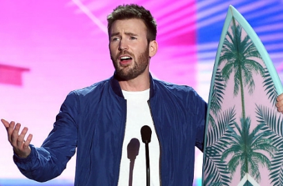 Chris Evans 'Captain America' Sabet Penghargaan di Teen Choice Awards 2016