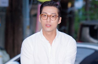Jadi Duda Keren, Nam Goong Min Ceria Bareng 'Anak' di Foto Adegan 'Doctors'