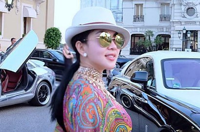Mendarat di Spanyol, Syahrini Dicium Kapten Pesawat Bule Ganteng
