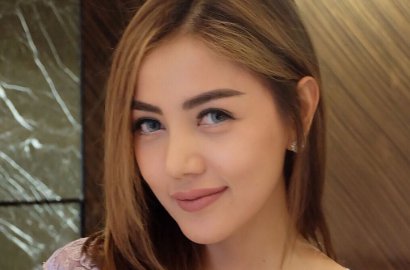 Tiru Gaya Jessica Iskandar dan Syahrini, Bella Shofie Salah Kostum?