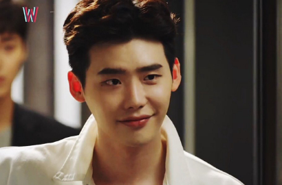 Latihan Tinju Bareng Lee Tae Hwan, Lee Jong Suk Pamer Lengan Kekar di 'W'