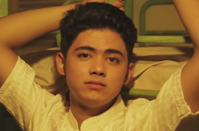 Pake Kopyah, Aliando Nyanyi-nyanyi di Video di Balik Layar 'Pertaruhan'