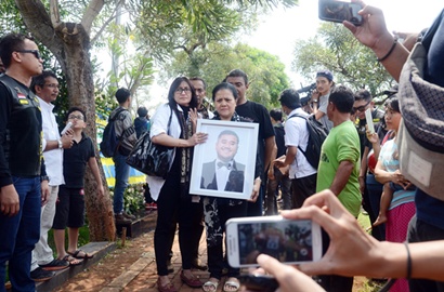 Suasana Haru Menyelimuti Pemakaman Mendiang Mike Mohede