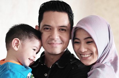 Bukan Restoran Mewah, Ini Tempat Favorit Dude Harlino Hangout Bareng Anak-Istri