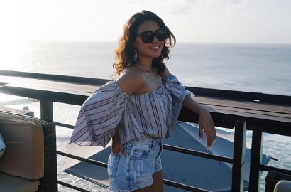 Tampil Seksi Bareng Para Pria, Aurel Hermansyah Galau Menahan Tangis di Foto Ini