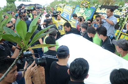Air Mata Ibunda Iringi Pemakaman Mendiang Mike Mohede