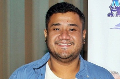 Dikabarkan Akan Menikah, Kekasih Mike Mohede Terus Terisak Iringi Pemakaman