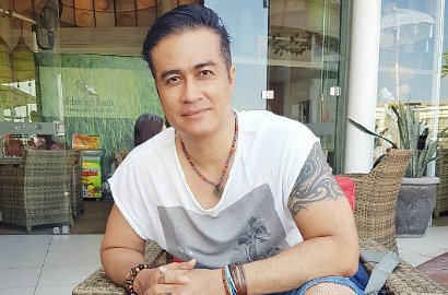 Bikin Heboh, Beredar Foto Mesra Adjie Pangestu Bareng Cowok di Bali