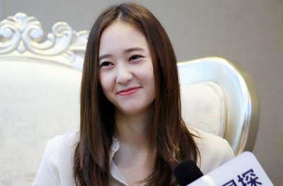 Kelihatan Merengut Saat Difoto, Krystal Disindir Habis-Habisan