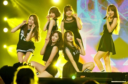 Kenakan Celana Pendek, G-Friend Kegirangan Jalan-jalan di LA